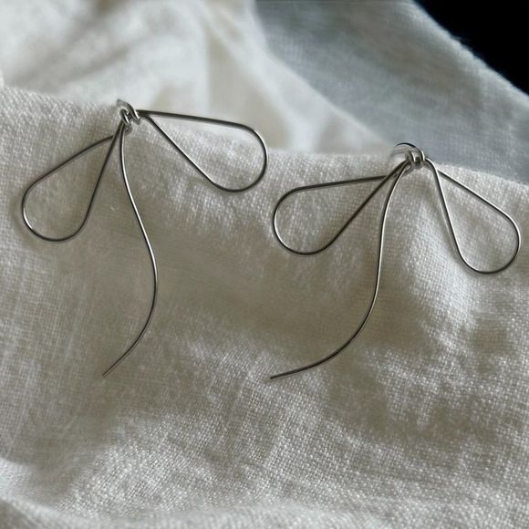Hollow Silver Metal Bow Design Dangle Earrings Elegant Simple Style Minimalist - Picture 4 of 6